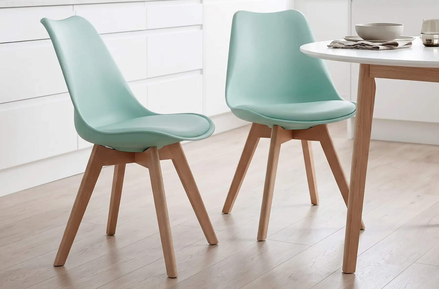 Sillas bistro de color verde disponible en el catálogo de Neomuebles